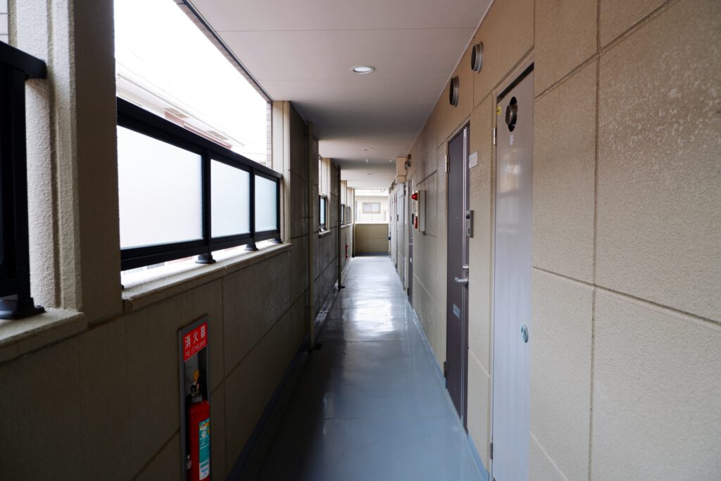 消化器が置いてるマンションの廊下